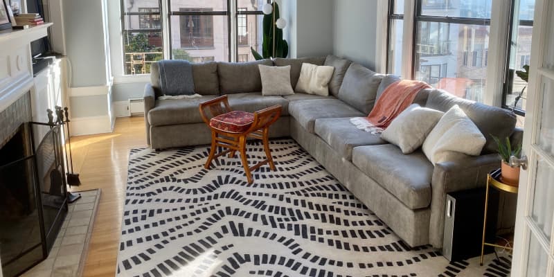 How to Decorate a Living Room Without a Coffee Table Apartment